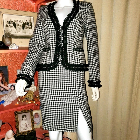 White House Black Market Dresses & Skirts - 🖤NWT Black & White Houndstooth Suit w/ Black Lace & Chain Trim by WHBM🖤